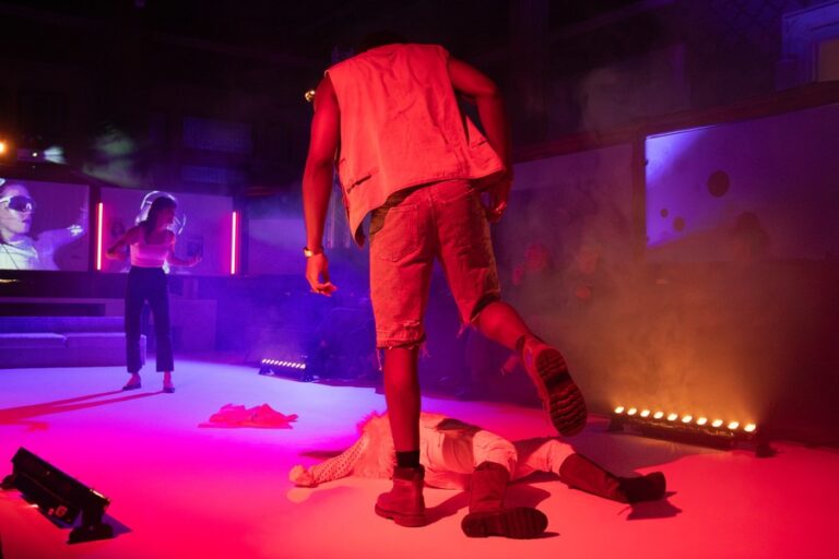 Satire Start-Up Les Crapauds, Kritik Kapitalisme di Paris