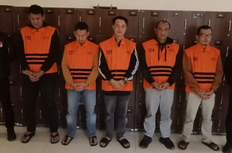 Bupati Rejang Lebong Fikri Thobari Jadi Tersangka Suap Proyek