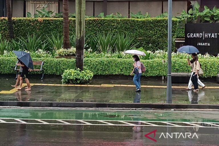 Senin, BMKG Ramalkan Cuaca Berawan dan Hujan Ringan di RI