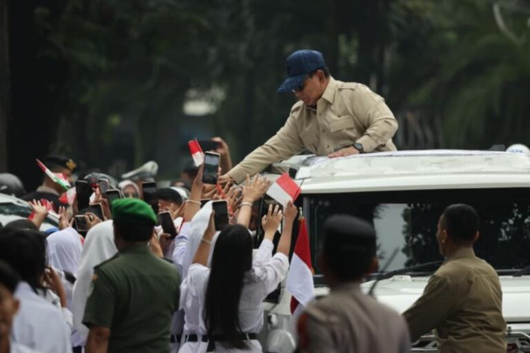Presiden Prabowo Diteria Permintaan Foto Saat Tiba di Bandung