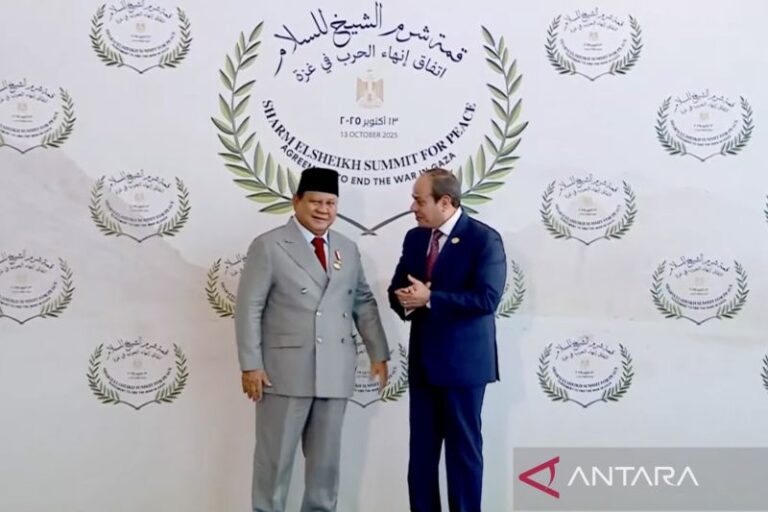 Prabowo Diterima Presiden Mesir Saat Tiba di KTT Gaza