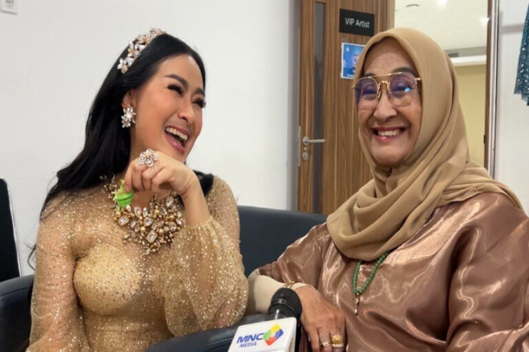 Iis Dahlia Ajak Ibunda Bernyanyi Bikin Haru di Kilau Raya 34