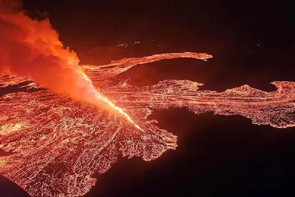 Turis dan Warga Dievakuasi Akibat Letusan Gunung Berapi gunung berapi
