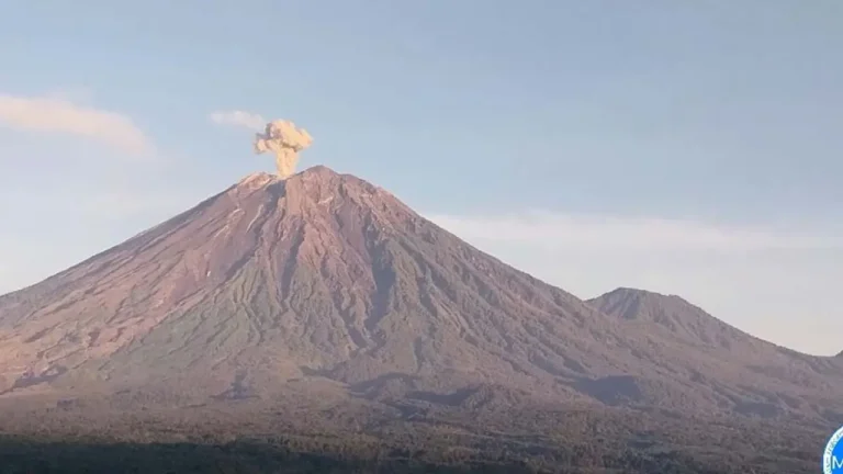 Gunung Semeru Erupsi Empat Kali dengan Letusan Setinggi 1 Km
