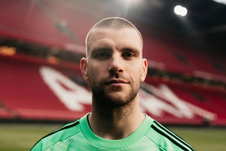 Kiper Maarten Paes Gagal Debut Bersama Ajax Melawan AZ Alkmaar
