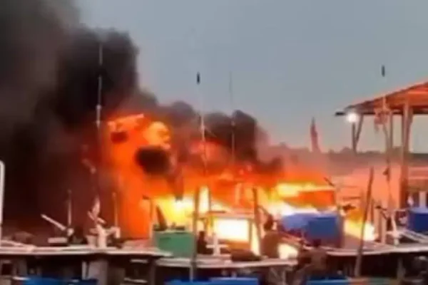 Kebakaran Pompong Nelayan di Palmatak Akibat Korsleting Elektrik pompong