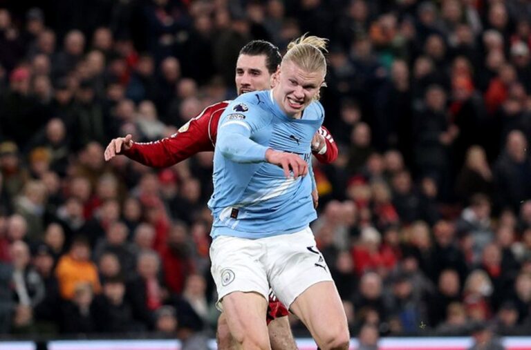 Drama VAR di Liverpool vs Manchester City Berujung Kartu Merah Aneh